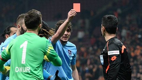 Turkiya chempionatida hakamga qizil kartochka ko‘rsatgan futbolchi maydondan chetlatildi