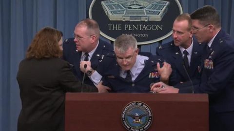 Amerikalik general Pentagondagi matbuot anjumani chog‘ida hushidan ketdi (video)