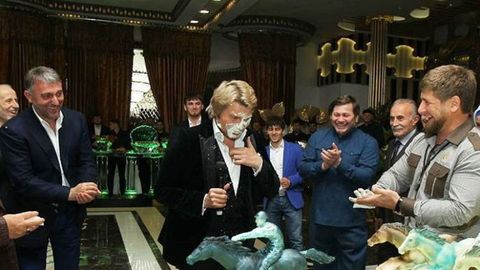 Рамзан Қодиров Instagram’да юзи торт билан ишқаланган хонанда Николай Басков суратини эълон қилди