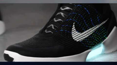 Nike bog‘ichi o‘z-o‘zidan bog‘lanadigan krossovka ishlab chiqdi (video)