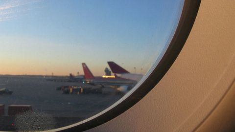 Misrda noma’lum shaxslar tomonidan yo‘lovchi samolyoti garovga olindi