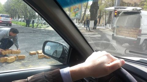 “Rasmga olguncha, tushib qarashmaysanmi!”. To‘kilgan non surati uchun tanqid qilingan Facebook foydalanuvchisi