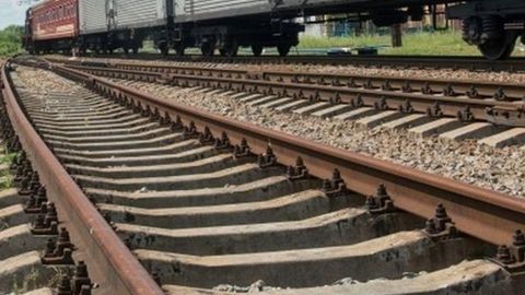 Ukrainada ekstrim qidirib temir yo‘lga yotib olgan yigitni poyezd bosib ketdi