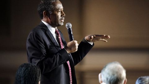 Бен Карсон АҚШ президентлиги учун баҳсдан чиқишини эълон қилди