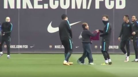 “Barselona” bazasiga yashirincha kirgan bolakaylar Messi va uning jamoadoshlari bilan kichik mashg‘ulot o‘tkazdi