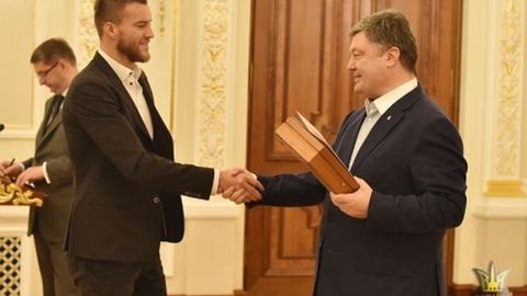 Poroshenko futbol bo‘yicha Ukraina termasi a’zolarini Yevro—2016 ga yo‘l olganliklari uchun o‘qotar qurol bilan mukofotladi