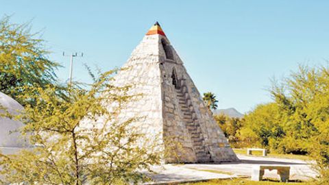 Meksikalik erkak o‘zga sayyoraliklar buyrug‘i bilan cho‘lda atsteklar ehromini qurdi