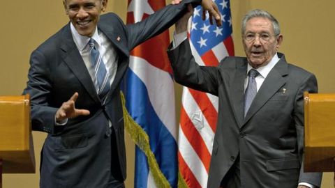 Raul Kastro Obamaga yelkasiga qoqib qo‘yishiga imkon bermadi (video)