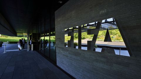 FIFA futbol hakamlariga videotakrorlardan foydalanishga ruxsat berdi