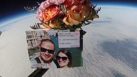 Rossiyalik erkak koinotga guldasta uchirdi (video)