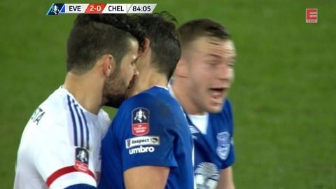 «Челси» ҳужумчиси Диего Коста ўйин вақтида рақиб футболчисини тишлаб олди (видео)