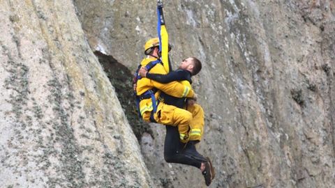 Қоя устида севган қизига турмуш қуришни таклиф қилган калифорниялик эркак вертолёт ёрдамида қутқариб олинди