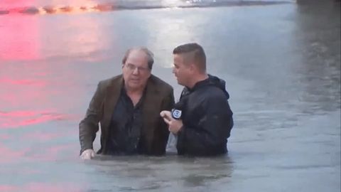 Texaslik telejurnalist to‘g‘ridan-to‘g‘ri efir chog‘ida suv ostiga ketayotgan avtomobildagi erkakka yordam berdi (video)