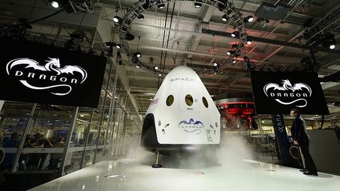 SpaceX 2018 йили Марсга Dragon коинот кемасини учиришни режалаштирмоқда