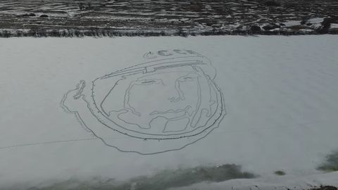 Россияда музлаган кўлга белкурак ёрдамида Гагариннинг улкан портретини «чизишди»
