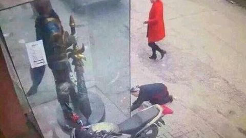 Xitoylik keksa ayol League of Legends o‘yini qahramoni haykali oldida sajda qildi