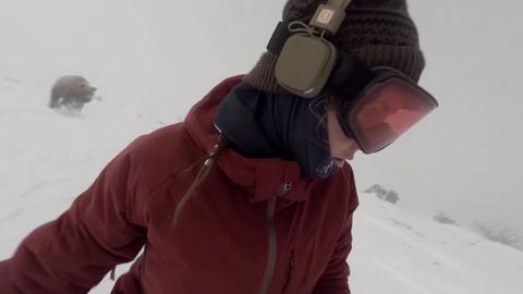 Yaponiyada snoubord bilan shug‘ullanayotgan avstraliyalik talaba qiz ortidan ayiq quvlaganini sezmadi (video)