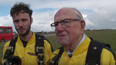 100 ёшли британиялик эркак туғилган кунини парашютдан сакраш билан нишонлади (видео)