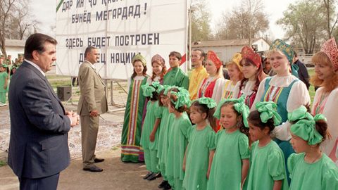 Тожикистонда русча услубдаги фамилияларнинг тақиқлангани ҳақидаги хабар инкор қилинди