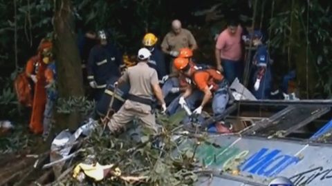 Braziliya janubida avtobusning daraxtga borib urilishi oqibatida 10 kishi nobud bo‘ldi