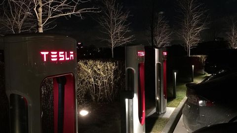 Roman Abramovichning golf-klubida Rossiyada birinchi Tesla Supercharger stansiyasi ochildi
