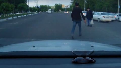 Video: Toshkentda haydovchi yo‘ldan o‘ta olmayotgan keksa otaxonga yordam berdi