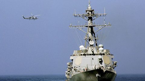 AQSh Su-24 samolyotlarining o‘z esminetsi yaqinidan uchib o‘tishi aks etgan videoni e’lon qildi