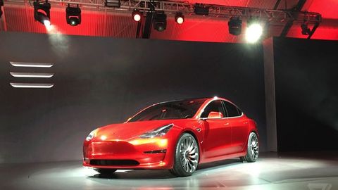 Tesla 35 ming dollarlik elektromobilni taqdim etdi