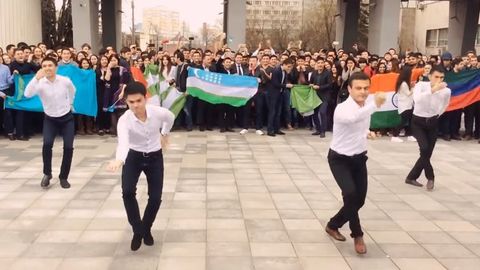 Видео: Москвада «Андижон полькаси»га рақсга тушган ўзбекистонлик талабалар