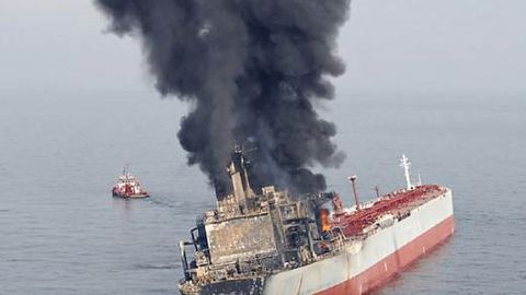 Ozarbayjon FVV aviatsiya va dengiz floti Kaspiy dengizida o‘t ketgan Rossiya tankeridagi alangani o‘chirmoqda