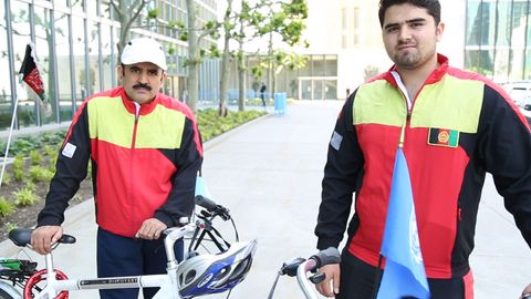 Afg‘onistonlik velosipedchilar Pan Gi Munga milliy libos kiydirdi va tinchlik maktubini topshirdi (video)
