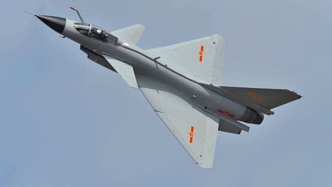 Xitoyda qiruvchi samolyot fabrika binosiga quladi