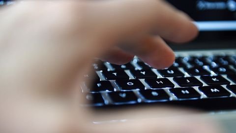 Gozi kompyuter virusini yaratgani uchun AQShda qamalgan rossiyalik salkam 7 mln dollar tovon to‘laydi