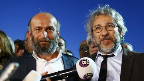 Turkiya sudi jurnalist Jan Dundarni besh yillik qamoq jazosiga hukm qildi