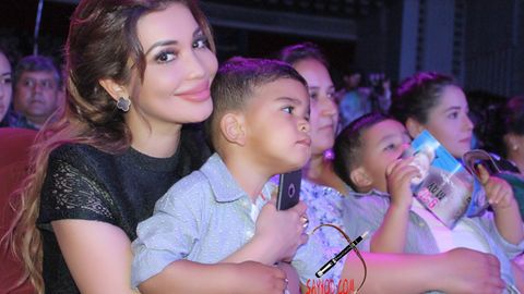 Хонанда Райҳон биринчи марта фарзандлари билан бирга концертга тушди