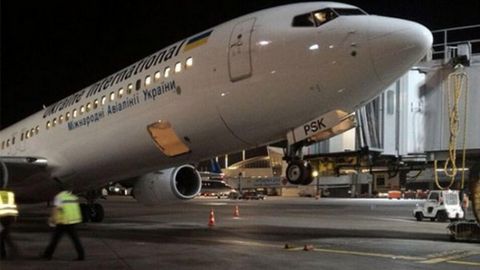 Ukraina samolyoti Tel-Avivda yo‘lovchilarni tushirish vaqtida dum qismiga o‘tirib qoldi