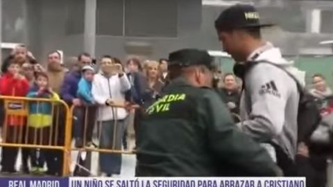 Video: Qo‘riqchilardan qochib, Krishtianu Ronalduga otilgan bolakay