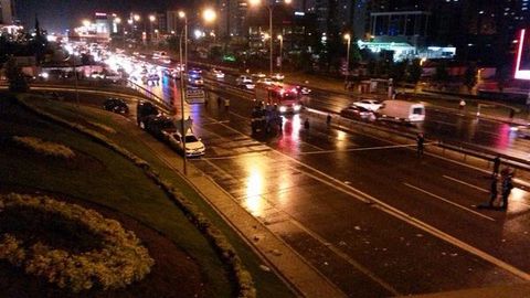 Istanbuldagi osma ko‘prik tagida portlash yuz berdi