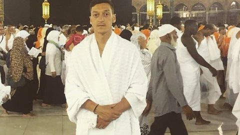 Foto: “Arsenal” yarim himoyachisi Mesut O‘zil Makkani ziyorat qildi