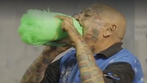 Ҳиндистонлик қария оғзига 500 та сомончани сиғдириш учун тишларини олиб ташлади