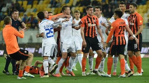 “Shaxtyor” – “Dinamo Kiyev” uchrashuvidagi janjal tufayli uch futbolchi va murabbiy maydondan chetlatildi (video)
