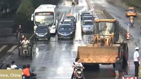 Хитойда одамлар ва машиналарни босиб-янчган бульдозер ҳайдовчисини полиция отиб ўлдирди (видео)