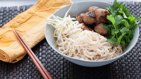 AQSh prezidenti Vyetnamda kechki ovqatga mashhur mahalliy taom “bun cha”ni tatib ko‘rdi