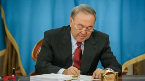 Nazarboyev “islohotlar mohiyatini aholiga yetkazib berolmagan” rahbarlarni almashtirdi