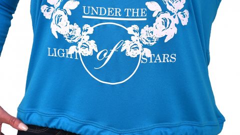 Kiss me даъвати ёзилган футболка кийган тошкентлик қизнинг кўчага чиқишига акаси рухсат бермади