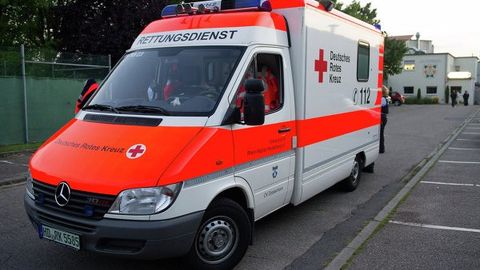 Germaniyaning Bad-Zekingen shahrida avtomobil bir guruh odamlarga kelib urildi