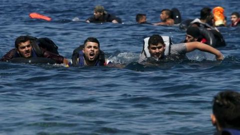 Ўртаер денгизида чўкаётган қайиқлардан 2 мингга яқин муҳожир қутқариб қолинди