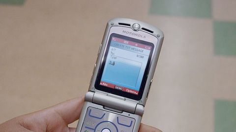 Lenovo афсонавий «буклама» — Motorola RAZR V3 тикланиши мумкинлигига шама қилмоқда (видео)