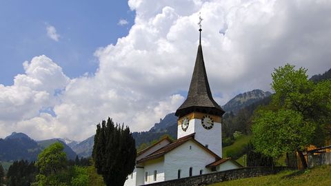 Shveysariyada muhojirlarni qabul qilishdan bosh tortgan millionerlar qishlog‘i 260 ming yevro to‘laydi