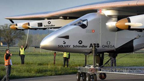 Quyosh batareyalarida harakatlanuvchi Solar Impulse 2 samolyoti Arizonaga qo‘ndi